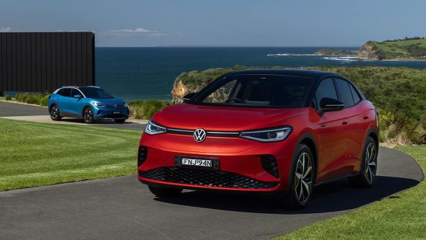 Volkswagen ID.4 Pro स्मार्ट इलेक्ट्रिक SUV में नवीन तकनीक और प्रदर्शन का संगम जानिए अभी 2 Volkswagen ID.4 Pro rear view with striking taillight design