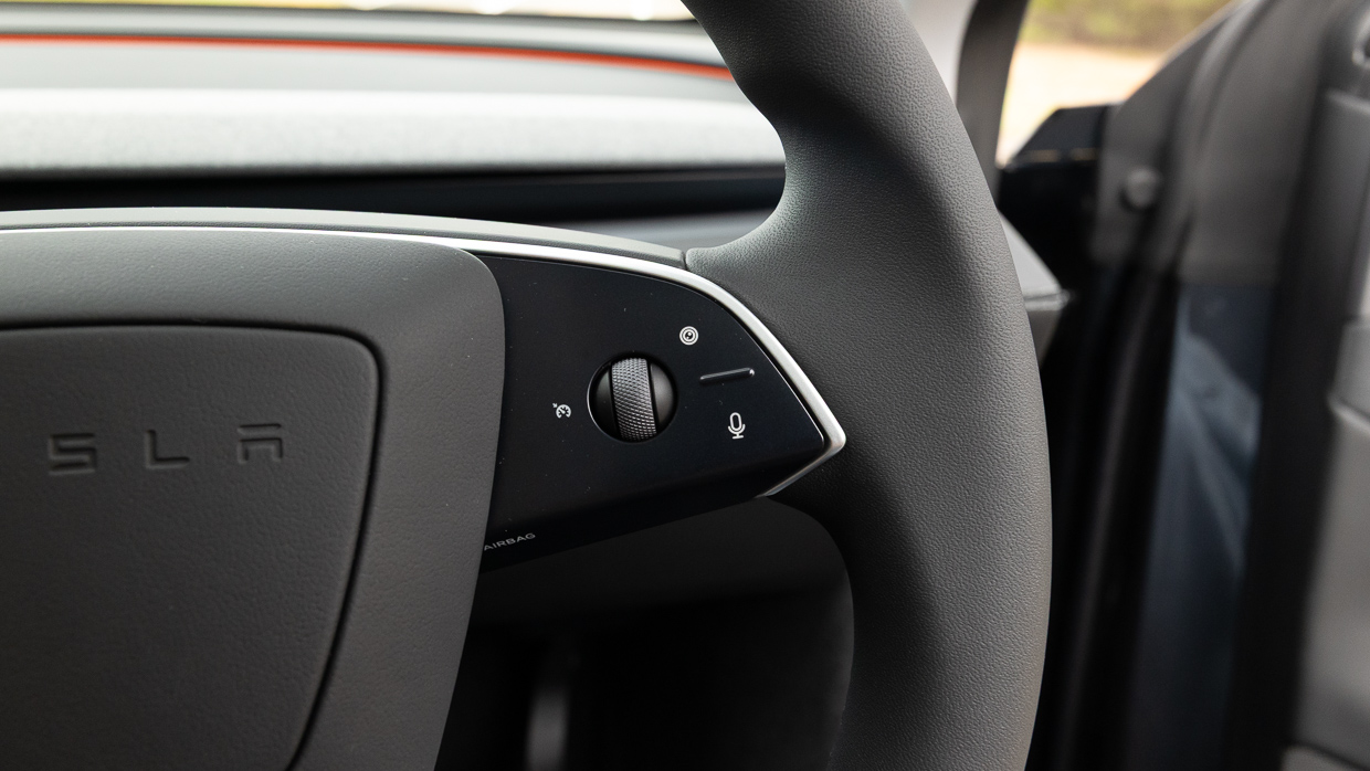 Tesla Model Y 2025 interior steering wheel