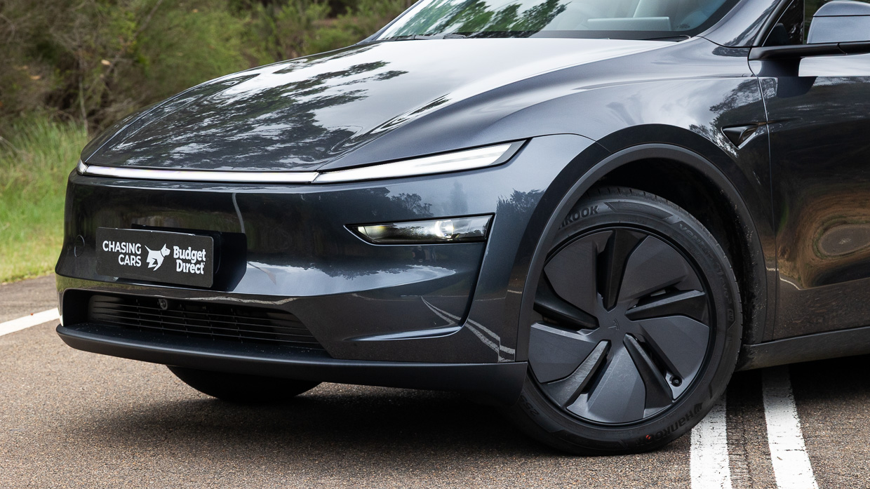 Tesla Model Y 2025 front 3/4 3