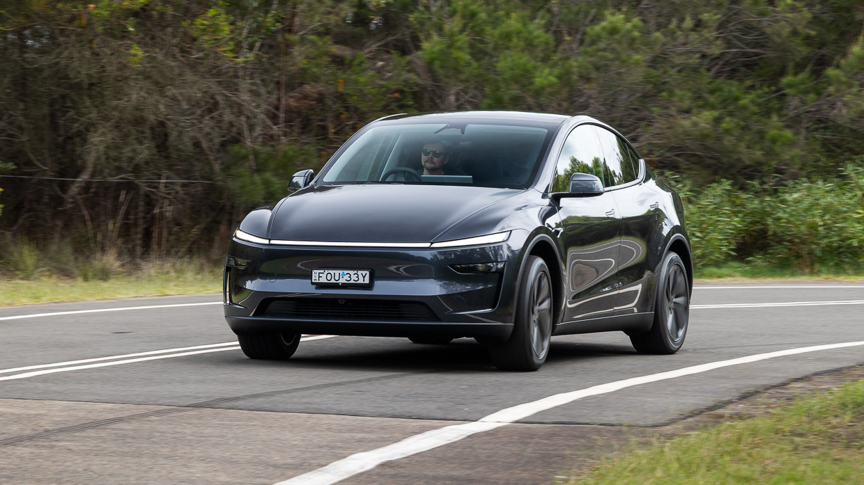 Tesla Mannequin Y 2025 riding 2