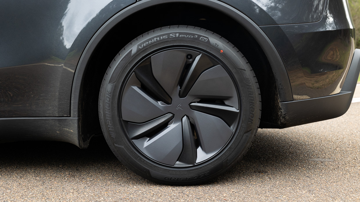 Tesla Model Y 2025 wheel