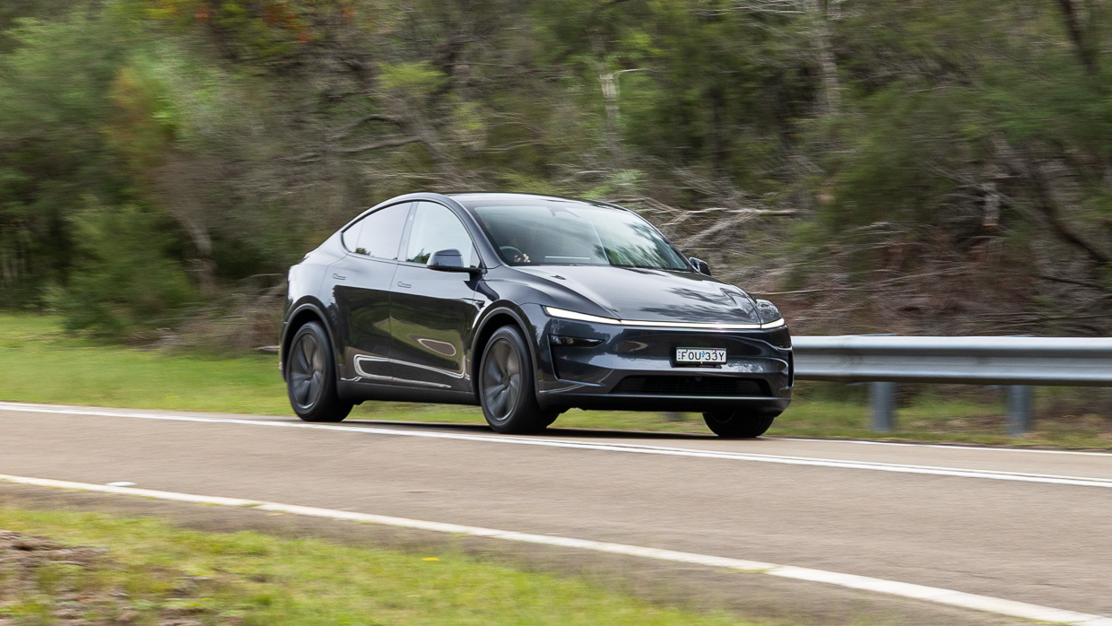 Tesla Mannequin Y 2025 driving 12