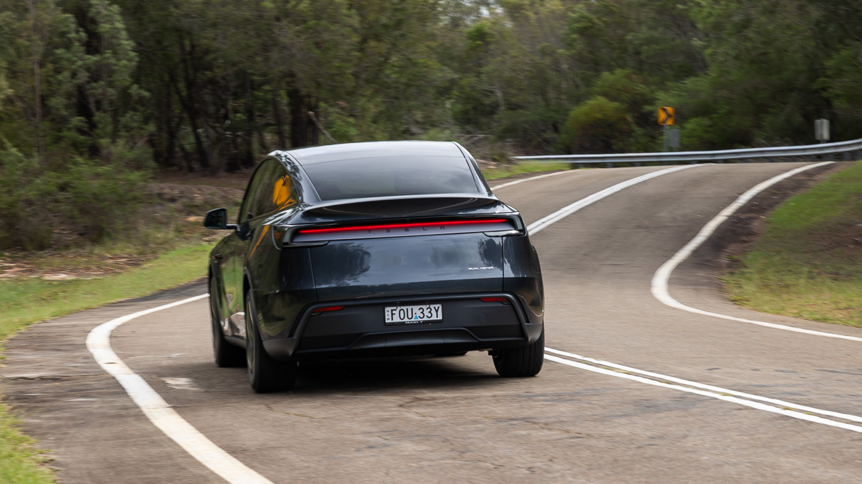 Tesla Model Y 2025 driving 21
