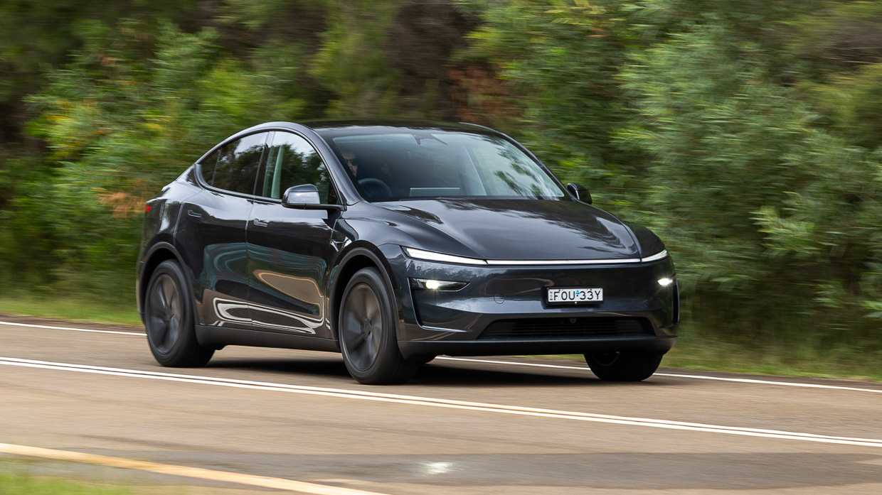 Tesla Mannequin Y 2025 riding 22