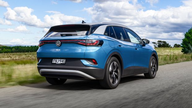 Volkswagen ID.4 Pro स्मार्ट इलेक्ट्रिक SUV में नवीन तकनीक और प्रदर्शन का संगम जानिए अभी 4 Volkswagen ID.4 Pro front view with futuristic LED lighting