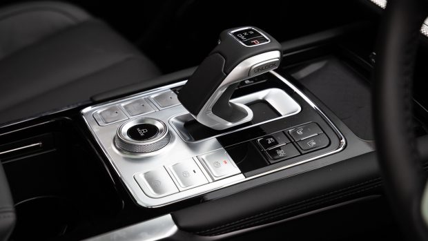 GWM Cannon Alpha PHEV 2025 interior shifter