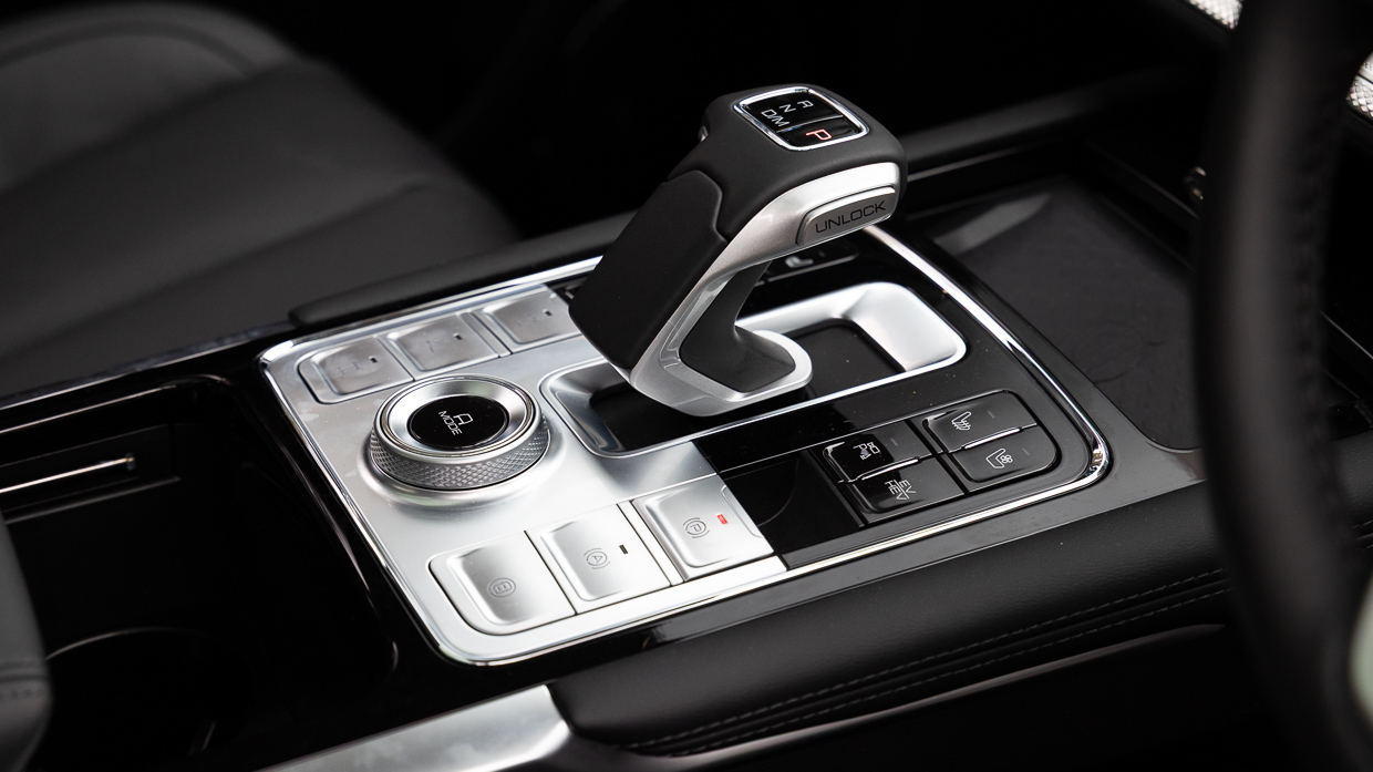 GWM Cannon Alpha PHEV 2025 interior shifter