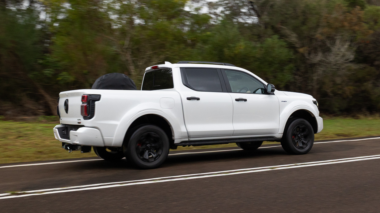 GWM Cannon Alpha PHEV 2025 driving 8