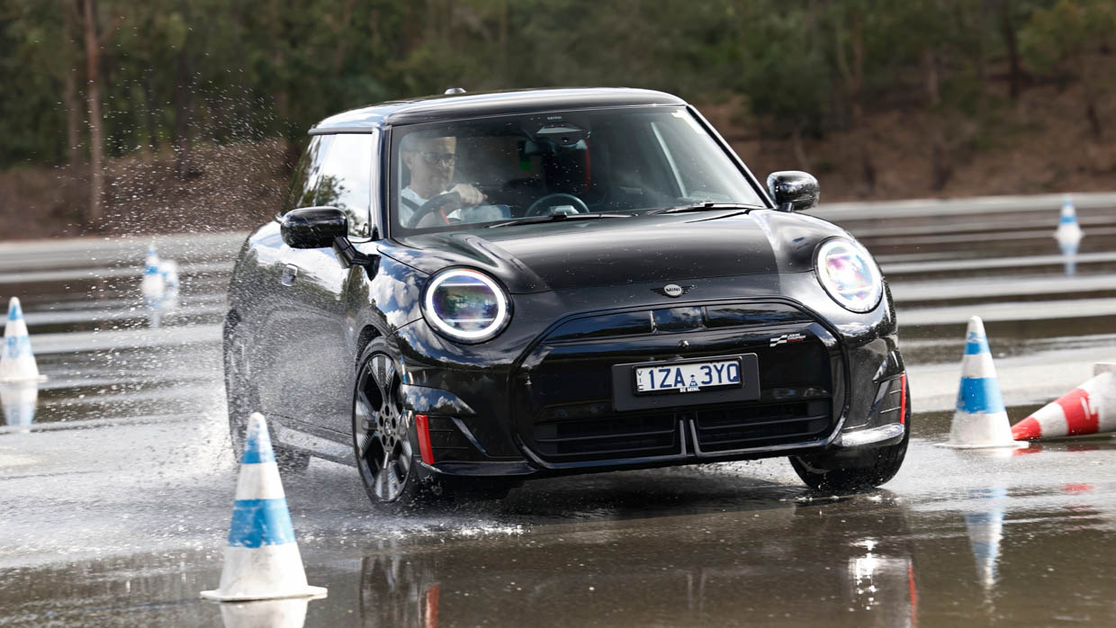 Mini Electric JCW 2025 driving 4