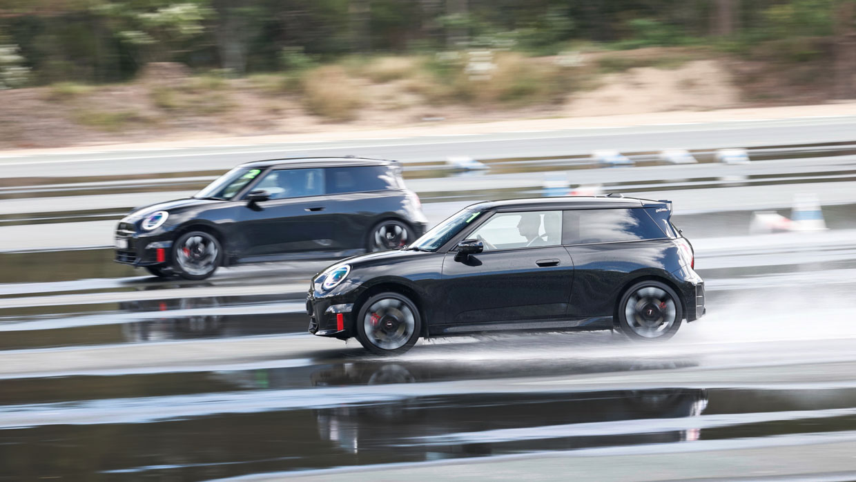 Mini Electric JCW 2025 driving 5