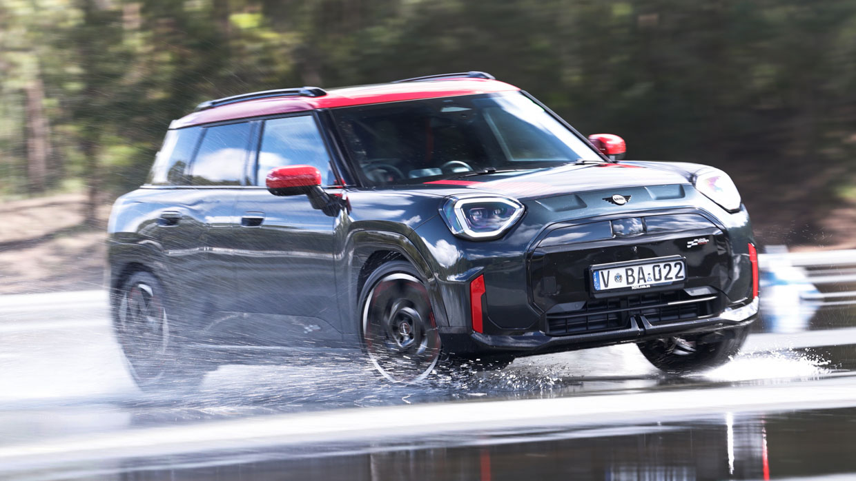 Mini Aceman JCW 2025 driving 3