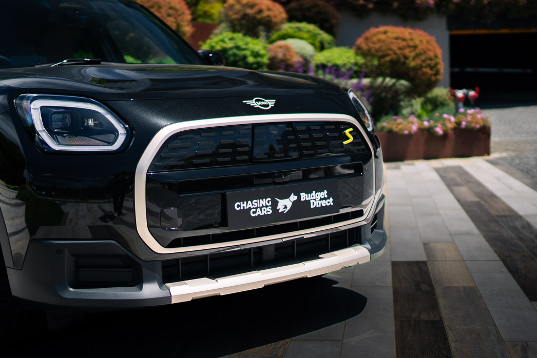Mini Countryman SE Favoured 2025 front 3/4 2