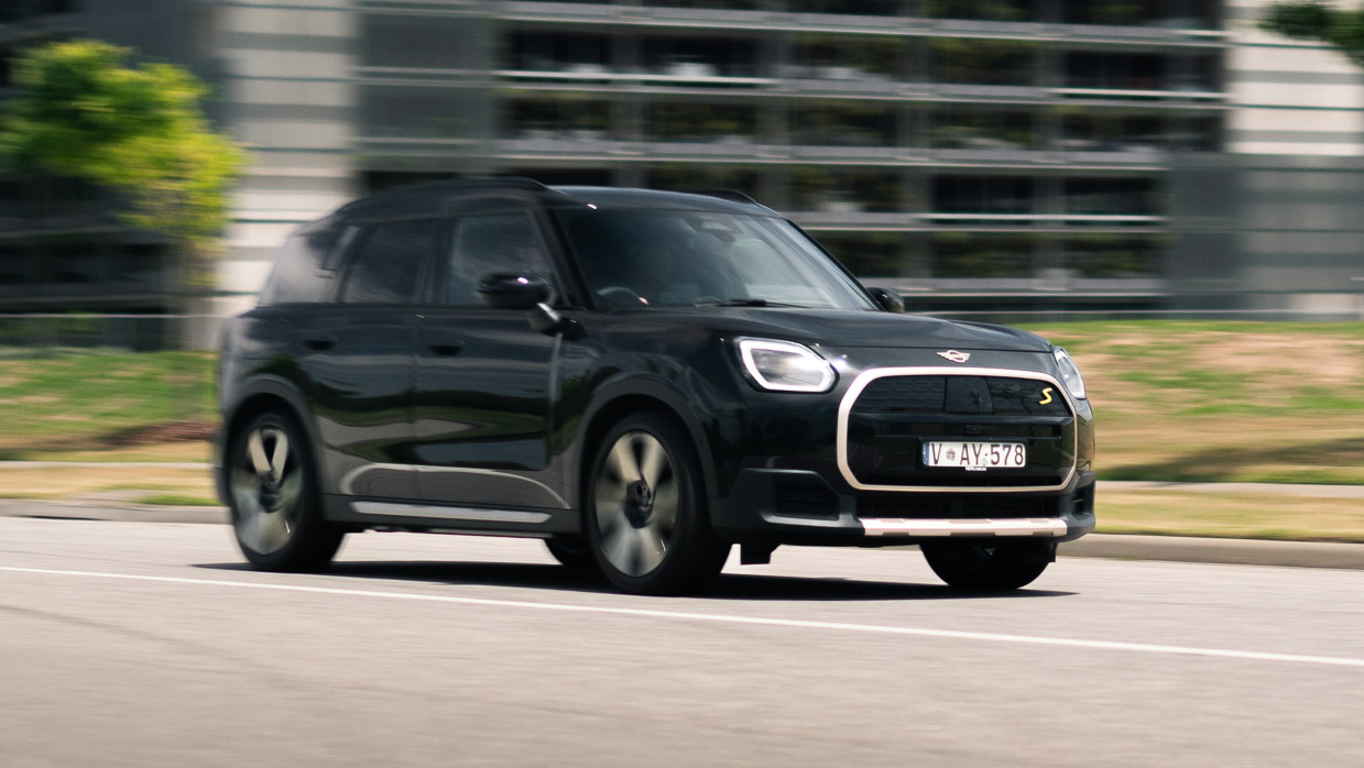Mini Countryman SE Favoured 2025 driving 4