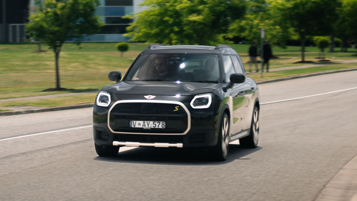 Mini Countryman SE Favoured 2025 driving 5