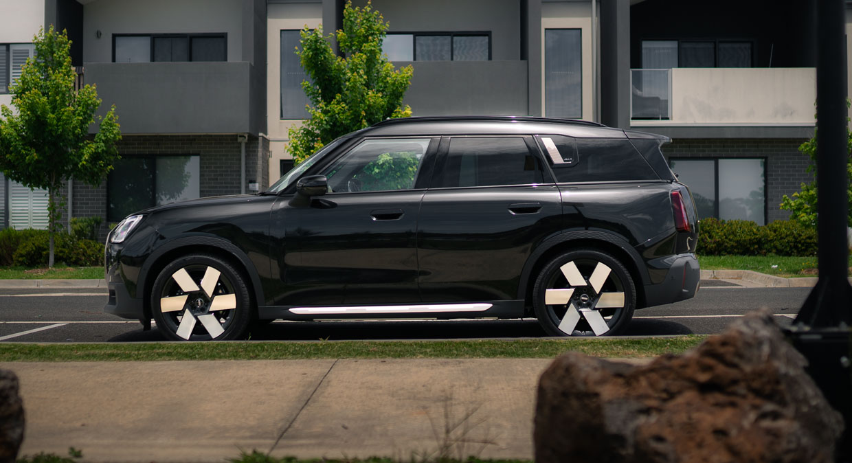 Mini Countryman SE Favoured 2025 side 2