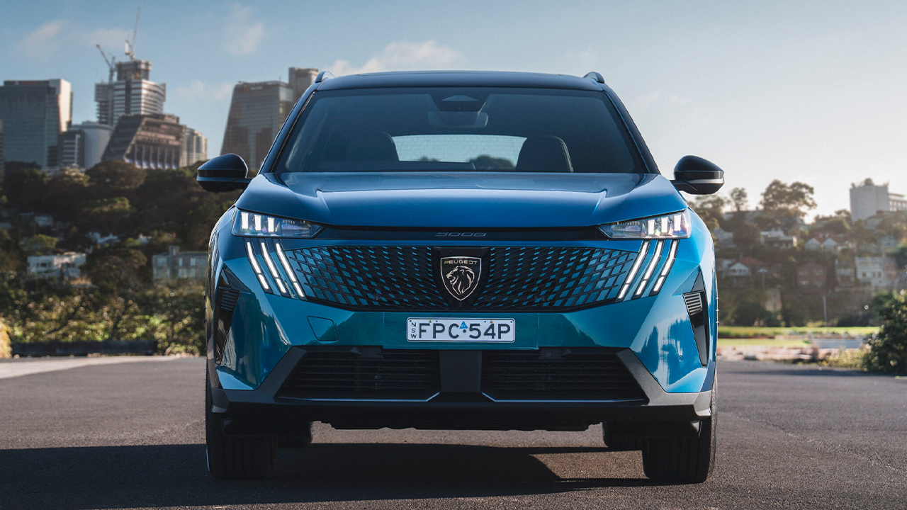 2025 Peugeot 5008 hybrid front view