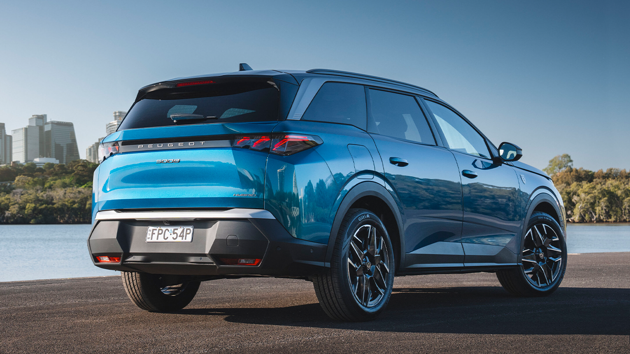 2025 Peugeot 5008 hybrid rear 3 4