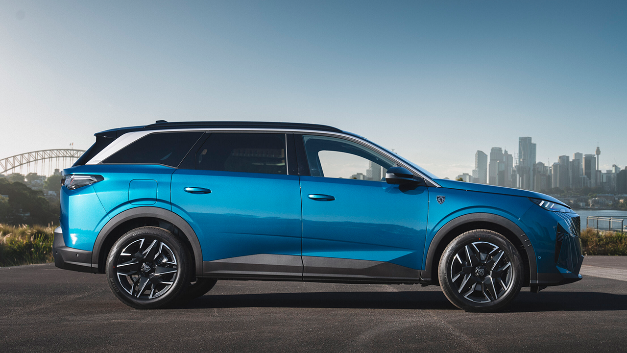 2025 Peugeot 5008 hybrid side view