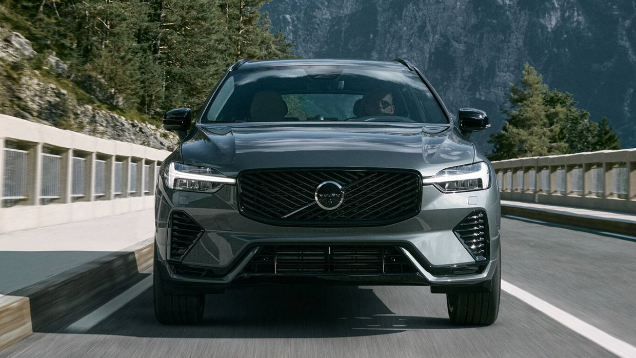 2025 Volvo XC60 facelift front on