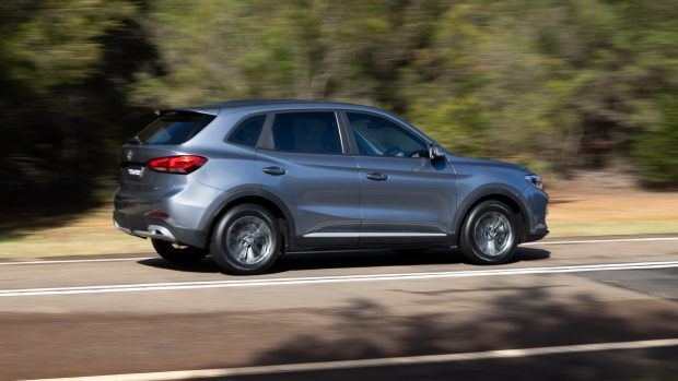 MG ZS Essence 2025 driving 5