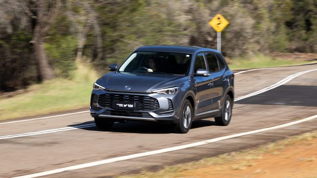 MG ZS Essence 2025 driving 6