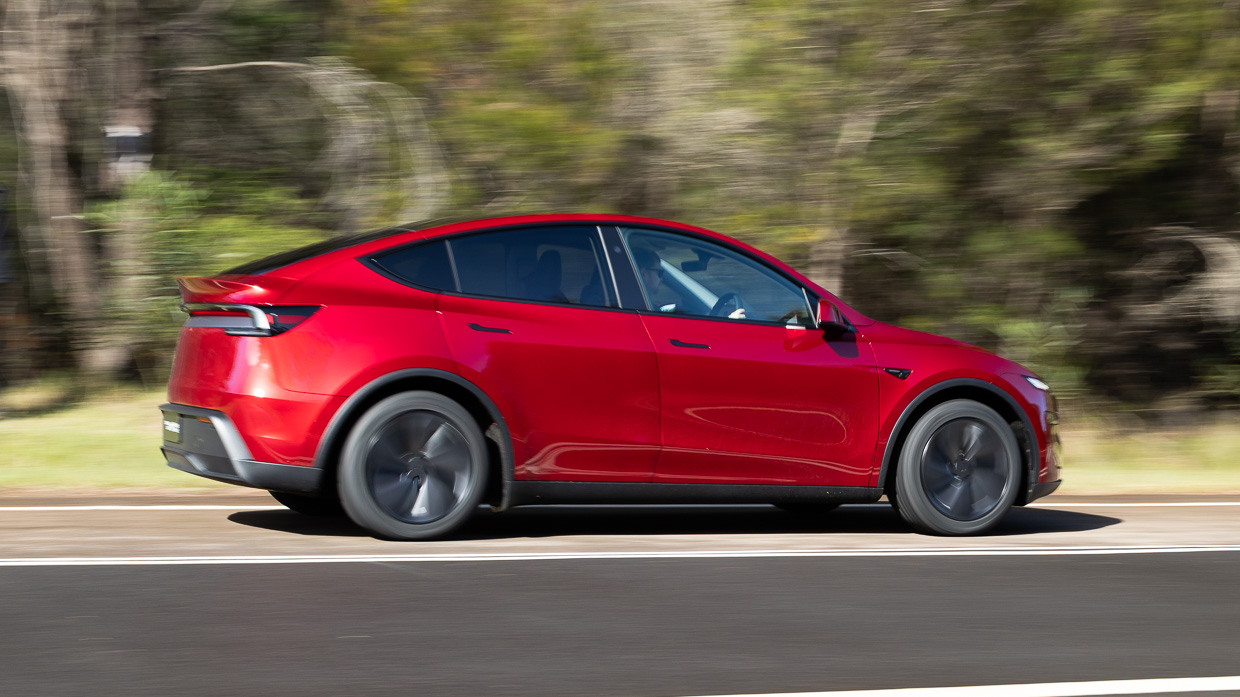 Tesla Mannequin Y RWD 2025 riding 7