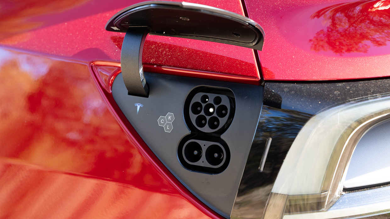 Tesla Model Y RWD 2025 charger