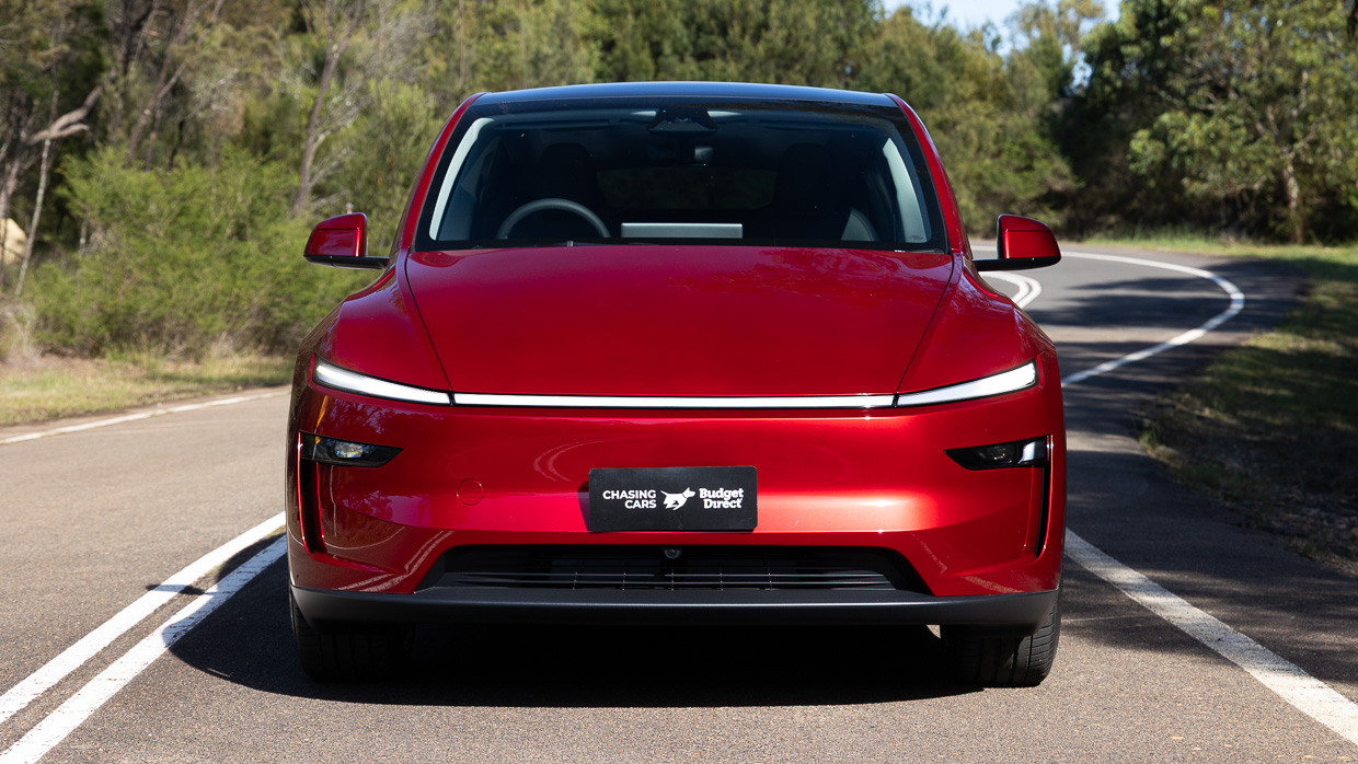 Tesla Mannequin Y RWD 2025 entrance on