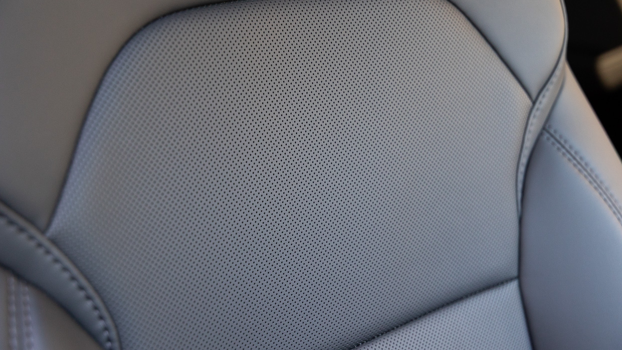 Tesla Model Y RWD 2025 interior seats