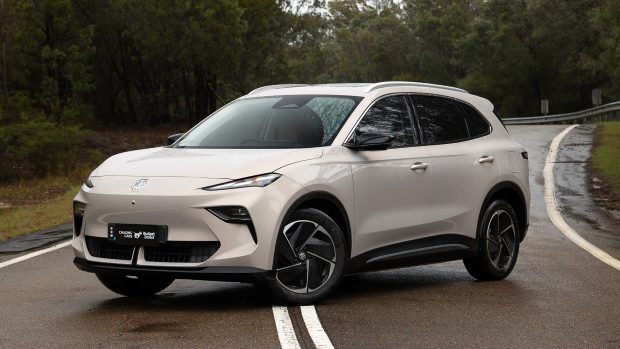 MG S5 Essence 2025 front 3/4 2