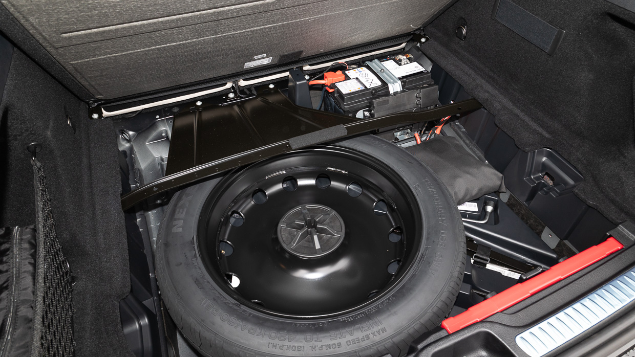 Mercedes-Benz GLC 200 2025 interior spare