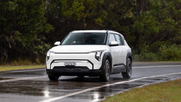 Kia EV3 Air 2025 driving