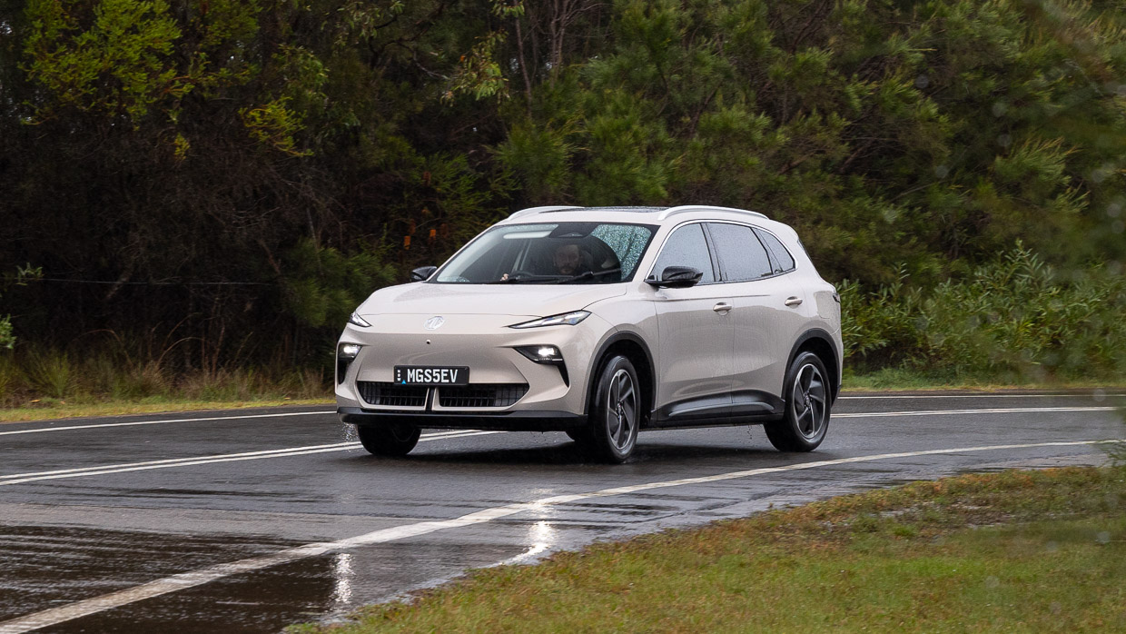 MG S5 Essence 2025 driving