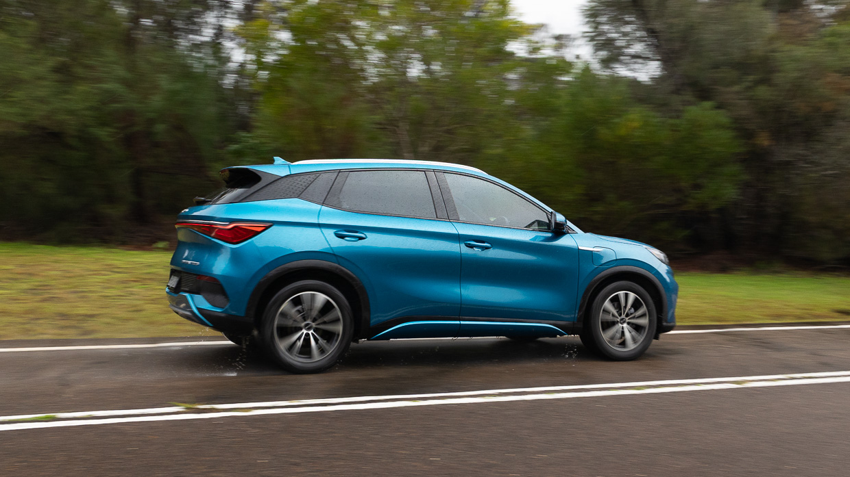 BYD Atto 3 Premium 2025 driving 7