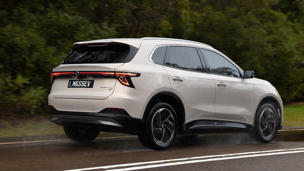 MG S5 Essence 2025 driving 5