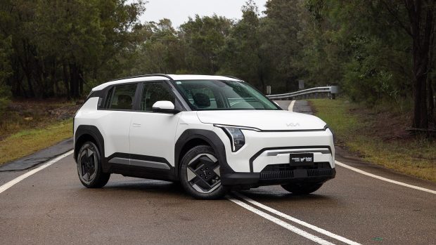Kia EV3 Air 2025 front 3/4 2