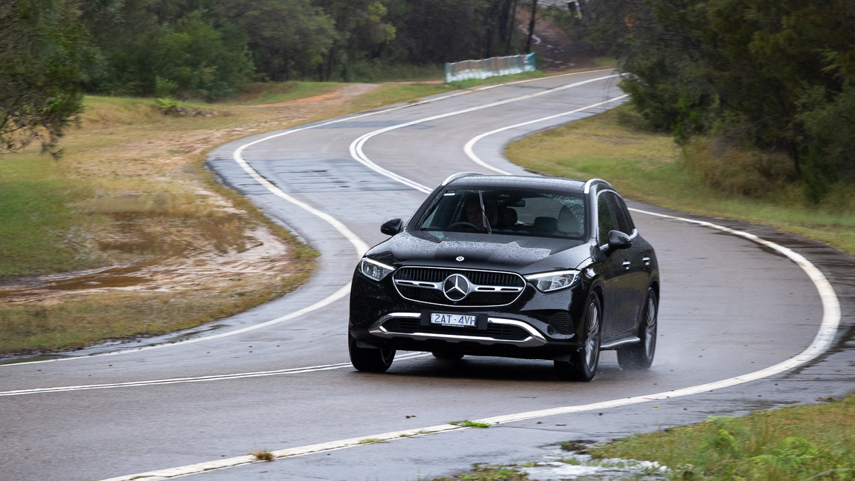 Mercedes-Benz GLC 200 2025 driving 10