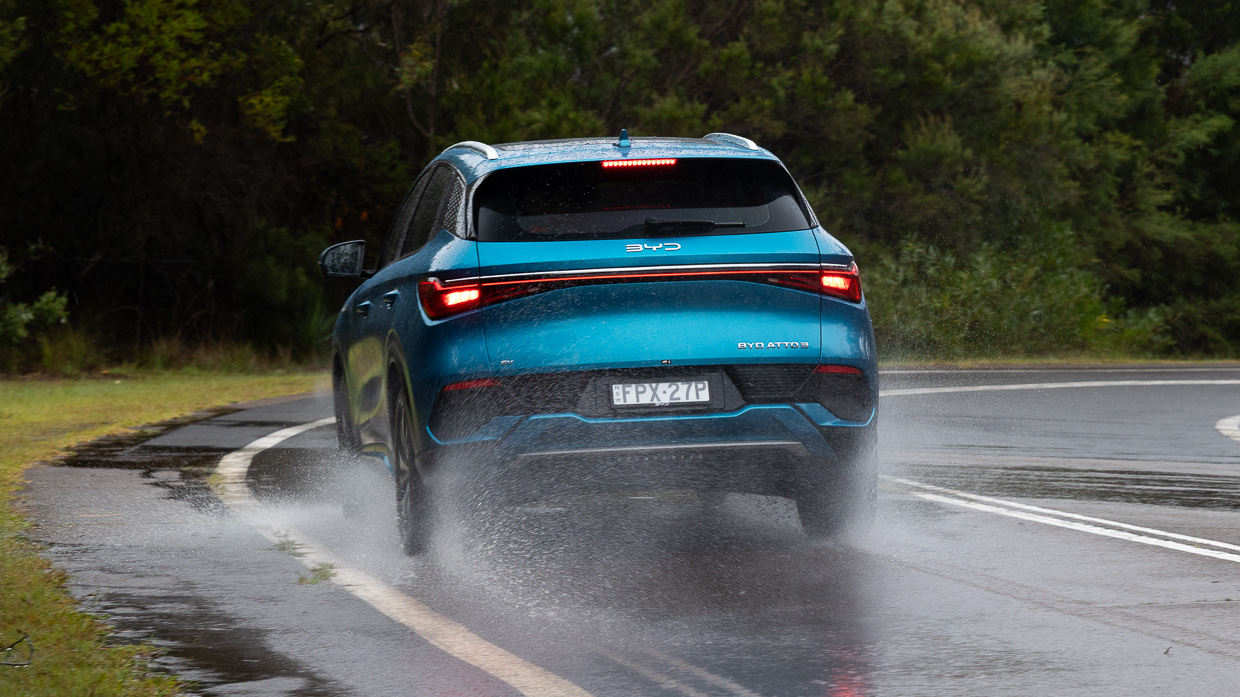 BYD Atto 3 Premium 2025 driving 9