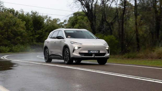 MG S5 Essence 2025 driving 7