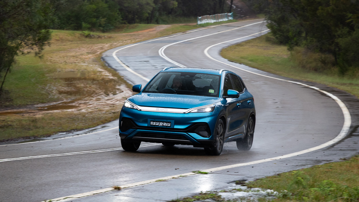 BYD Atto 3 Premium 2025 driving 12