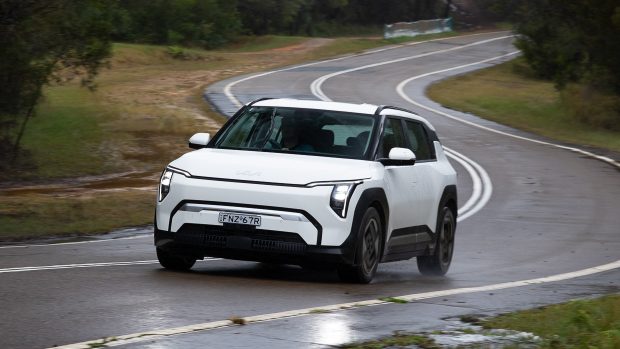 Kia EV3 Air 2025 driving 11