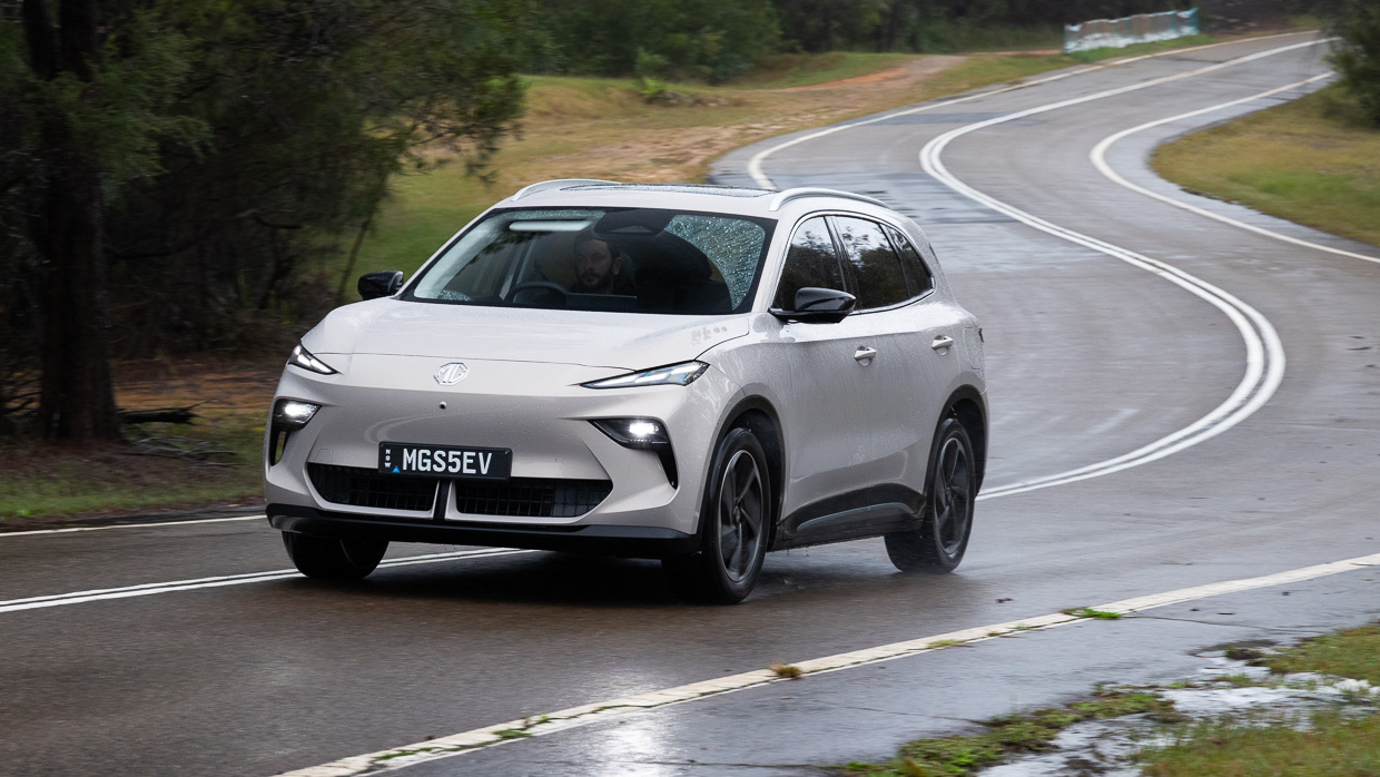 MG S5 Essence 2025 driving 12