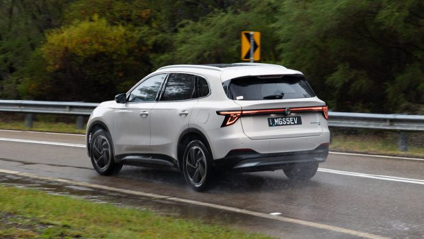 MG S5 Essence 2025 driving 13