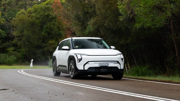 Kia EV3 Air 2025 driving 17