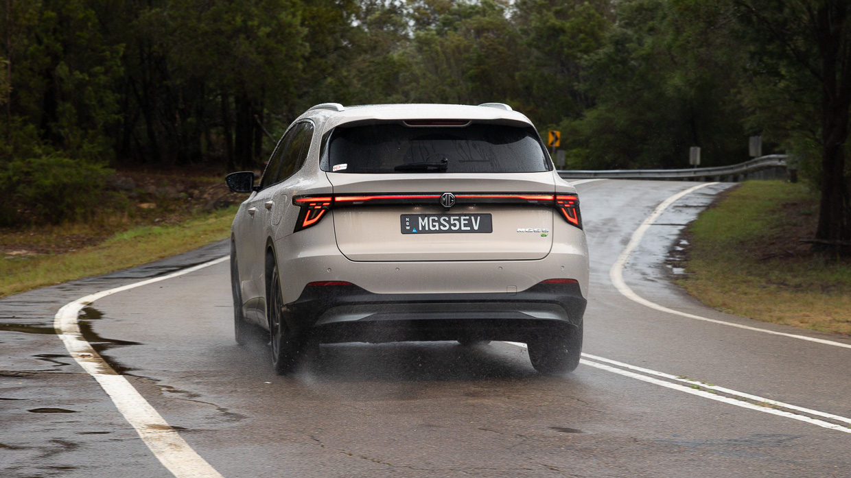 MG S5 Essence 2025 driving 17