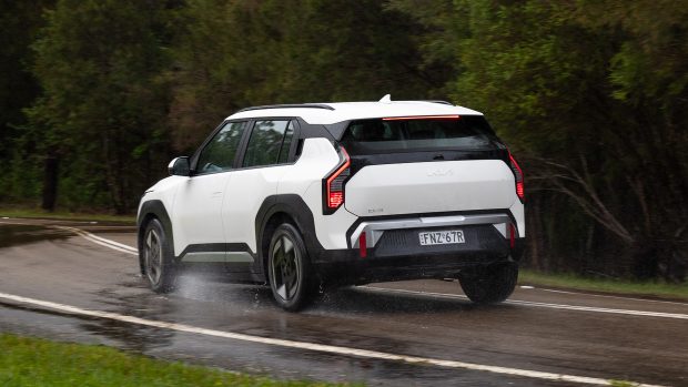 Kia EV3 Air 2025 driving 18