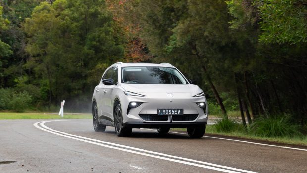 MG S5 Essence 2025 driving 20