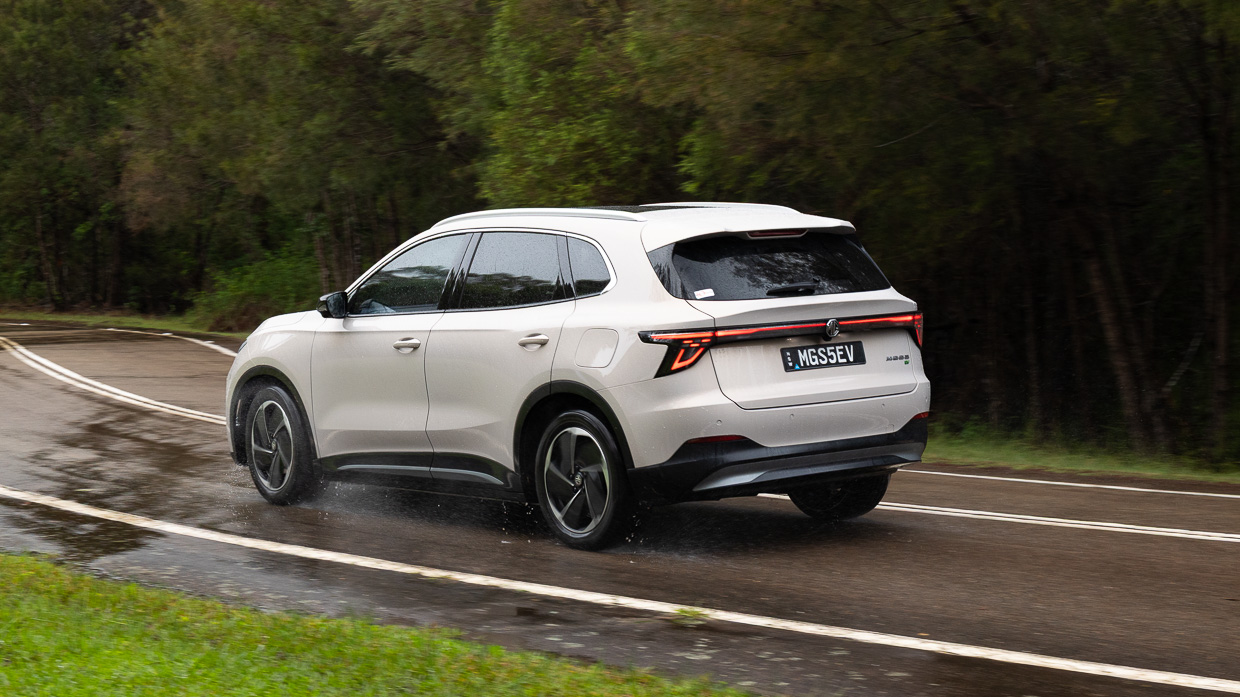 MG S5 Essence 2025 driving 21