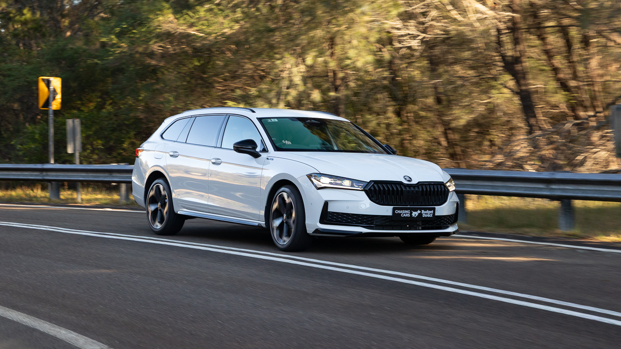 Skoda Superb Sportline 2025 driving 10
