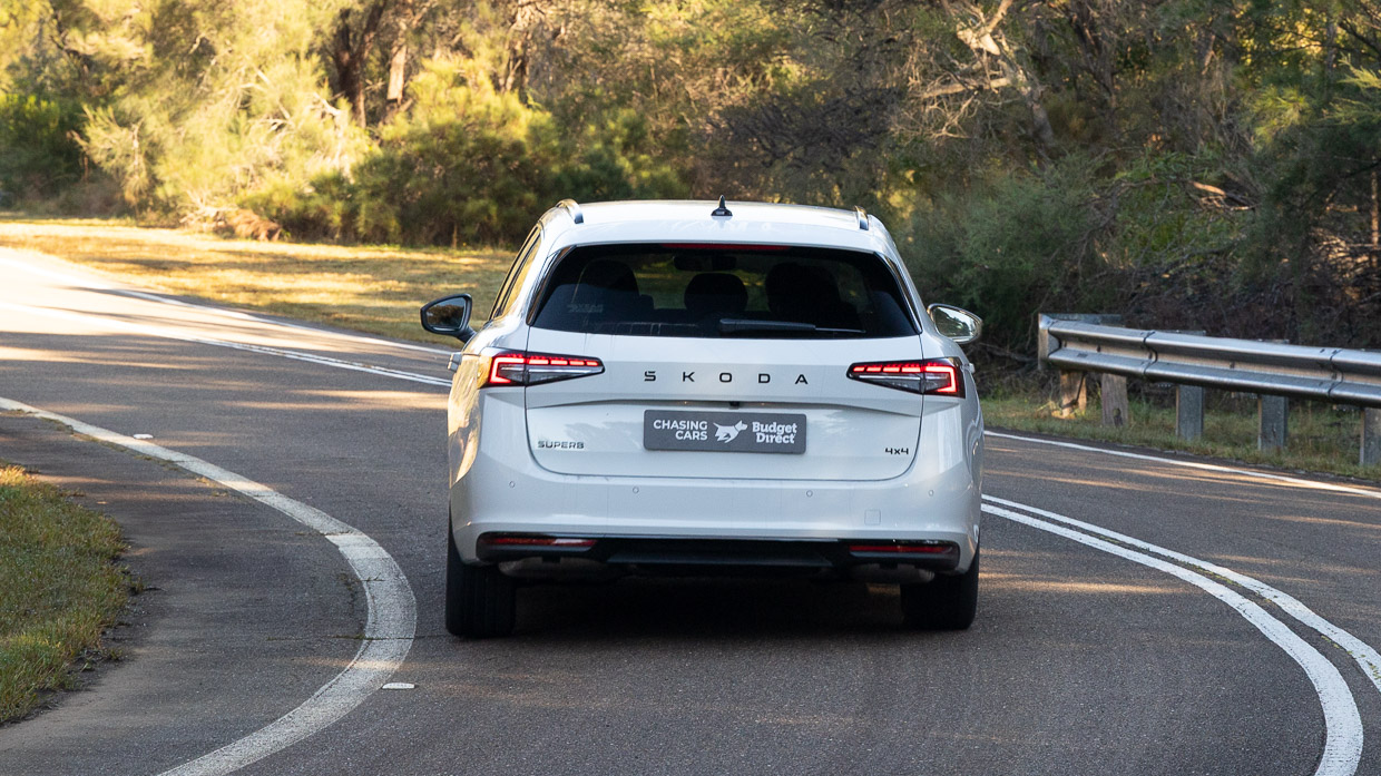 Skoda Superb Sportline 2025 driving 13